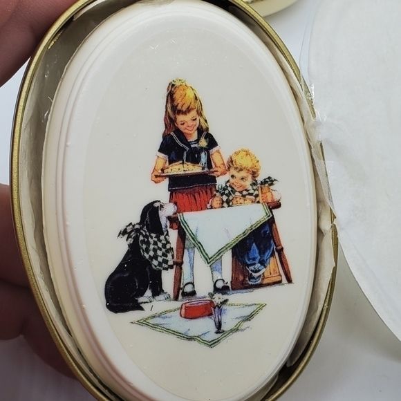 VTG new old stock Grandmother's are Special tin & Scented soap - Picture 13 of 13